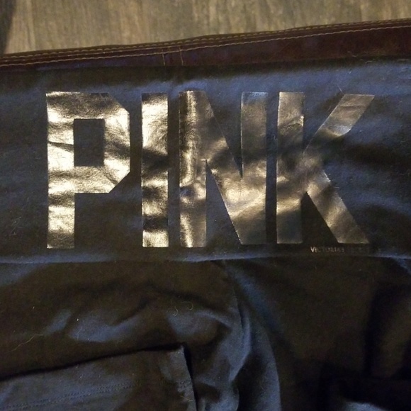 VS Pink - Picture 2 of 4